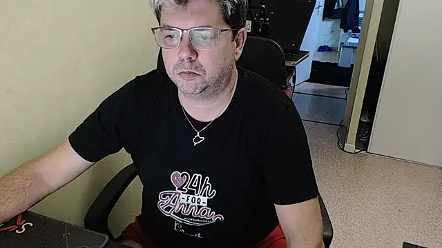 blueandwhite1 online show from December 19, 2024, 4:02 pm