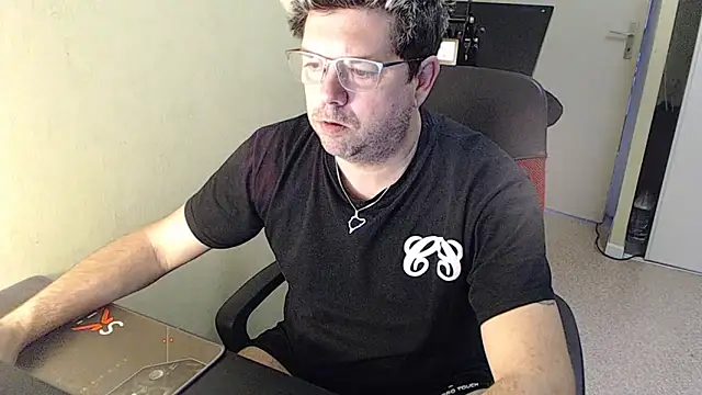 blueandwhite1 online show from December 29, 2024, 8:22 am