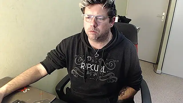 blueandwhite1 online show from January 25, 2025, 8:10 pm