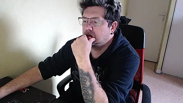 blueandwhite1 online show from January 26, 2025, 1:36 pm