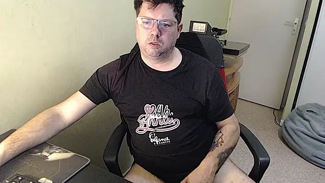 blueandwhite1 online show from February 12, 2025, 8:06 am