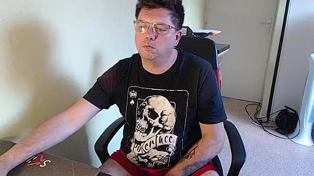 blueandwhite1 online show from October 4, 2025, 7:50 am