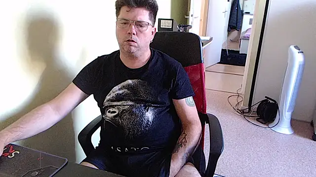 blueandwhite1 online show from October 16, 2025, 3:13 pm