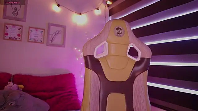  chloe moons  online show from October 3, 2025, 9:34 pm