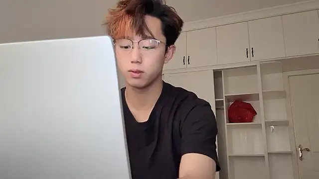 STxuguanhan online show from December 16, 2025, 7:13 am