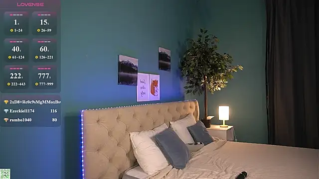Lisafoxy  online show from May 15, 2026, 11:45 pm