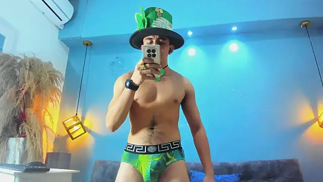 Snapshot of Eross_Santy chatting on March 16, 2026, 1:04 pm Eross Santy online show from March 16, 2026, 1:04 pm