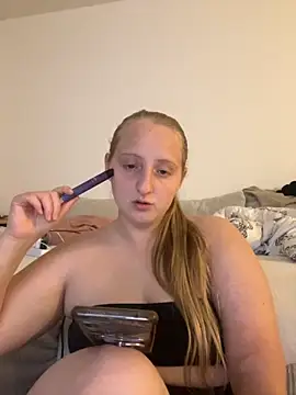 Snapshot of young_hailey chatting on November 2, 2025, 6:43 pm young hailey online show from November 2, 2025, 6:43 pm