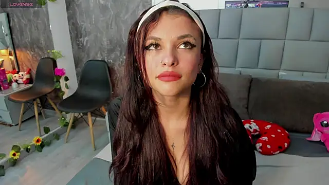 yiyisandoval online show from April 3, 2026, 7:45 pm