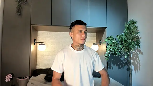 Snapshot of MrJustin_ chatting on November 17, 2025, 8:03 pm MrJustin online show from November 17, 2025, 8:03 pm