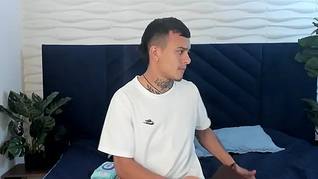 Snapshot of MrJustin_ chatting on December 14, 2025, 8:35 pm MrJustin online show from December 14, 2025, 8:35 pm