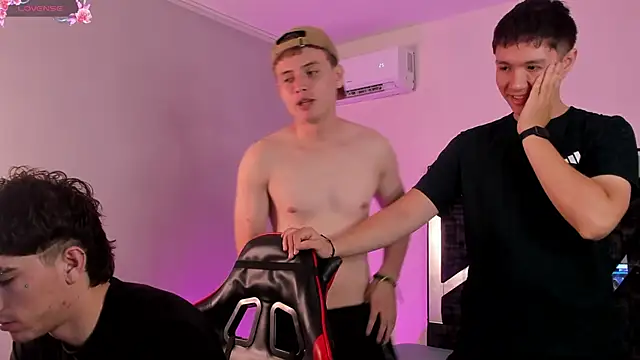 Handsomeboyss19 online show from April 14, 2026, 9:10 pm