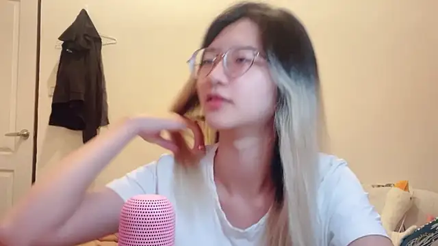 xu9920 online show from September 12, 2025, 1:11 pm