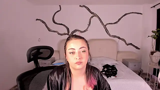SarahCastro1  online show from September 22, 2025, 3:19 am