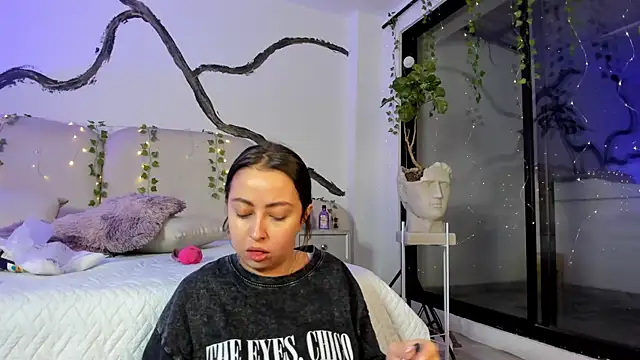 SarahCastro1  online show from October 6, 2025, 2:09 am