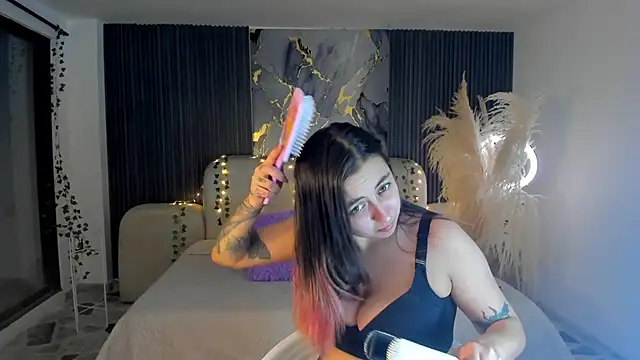 SarahCastro1  online show from December 23, 2025, 4:21 am