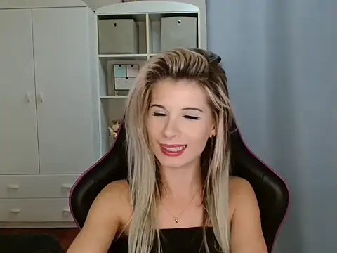 KristineGlow online show from November 25, 2025, 7:14 pm