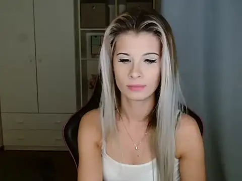 KristineGlow online show from December 4, 2025, 4:48 pm