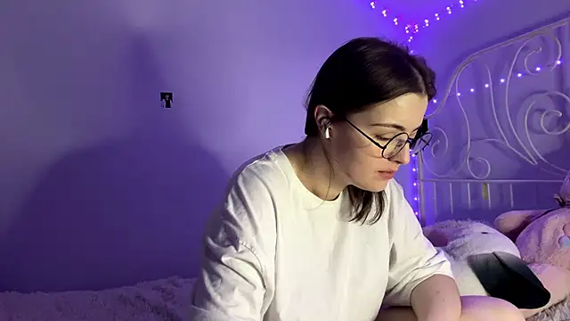 HoneyMist online show from November 7, 2025, 3:12 pm