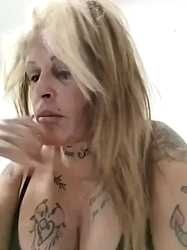 canariamorbosa online show from November 5, 2025, 8:42 pm