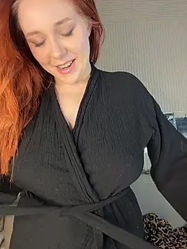 Snapshot of PollyVinice chatting on December 19, 2025, 2:24 pm PollyVinice online show from December 19, 2025, 2:24 pm