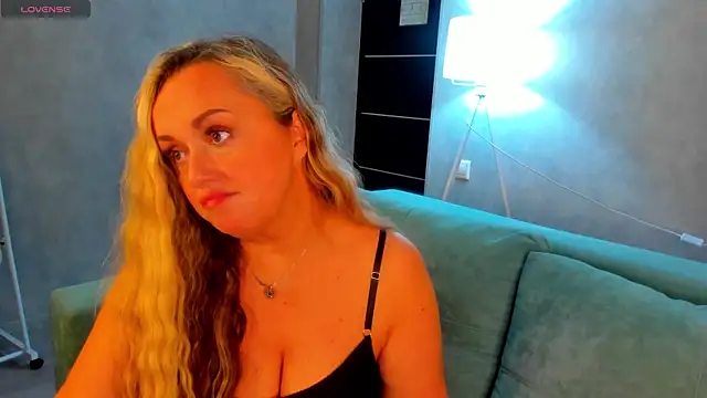 Snapshot of Sky_Kuper chatting on November 11, 2025, 12:43 am Sky Kuper online show from November 11, 2025, 12:43 am