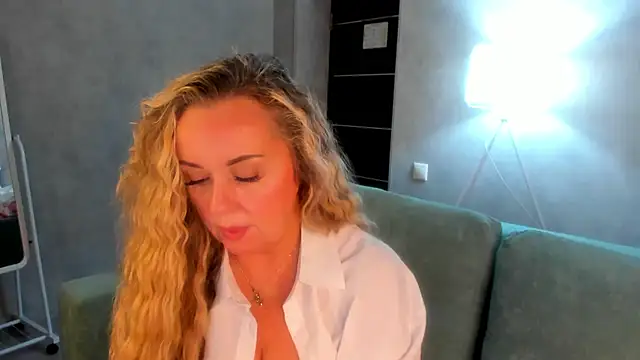 Snapshot of Sky_Kuper chatting on December 4, 2025, 11:02 pm Sky Kuper online show from December 4, 2025, 11:02 pm