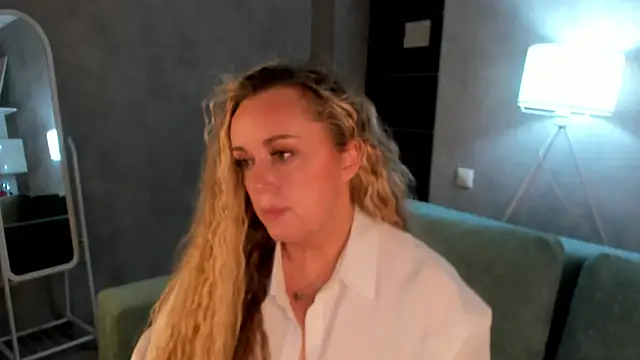 Snapshot of Sky_Kuper chatting on December 15, 2025, 11:31 pm Sky Kuper online show from December 15, 2025, 11:31 pm