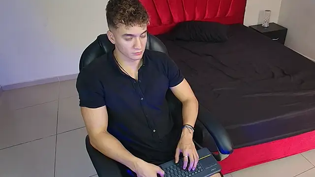 Snapshot of paull_george chatting on October 31, 2025, 3:02 pm paull george online show from October 31, 2025, 3:02 pm