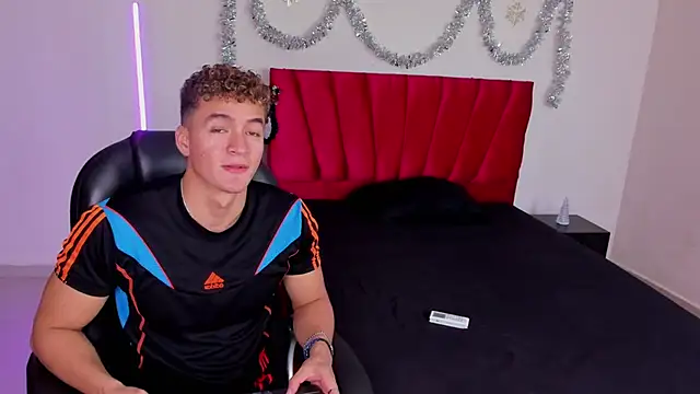 Snapshot of paull_george chatting on November 12, 2025, 2:39 pm paull george online show from November 12, 2025, 2:39 pm