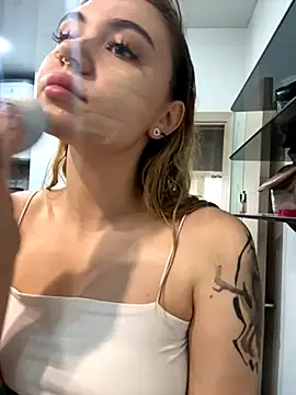 LunaMillie online show from October 27, 2025, 9:02 am