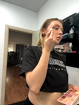 LunaMillie online show from November 9, 2025, 1:31 pm