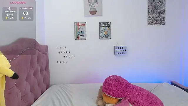 Snapshot of Laramucci chatting on November 9, 2025, 7:45 pm Laramucci online show from November 9, 2025, 7:45 pm