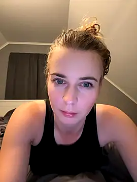 ellieen online show from October 13, 2025, 9:59 pm