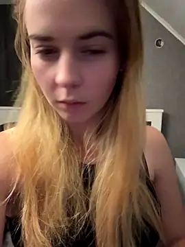 ellieen online show from October 18, 2025, 9:37 pm