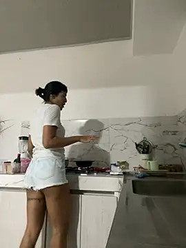 Amberdecolombia online show from February 23, 2026, 4:21 am