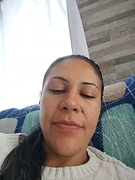 KittyHoleshot87 online show from April 17, 2026, 3:37 pm