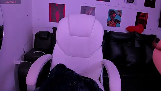 koraline 333 online show from April 10, 2026, 3:06 pm