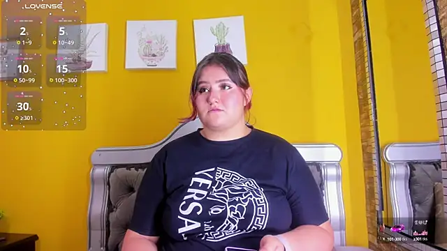 Miiafoox online show from September 23, 2025, 3:26 pm