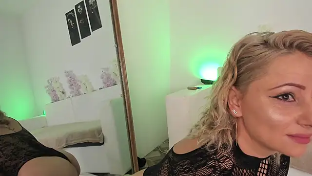 HoneyKissy online show from December 1, 2025, 4:06 am