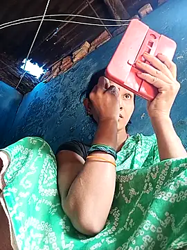 Snapshot of Jooli_xx chatting on October 17, 2025, 3:53 am Jooli xx online show from October 17, 2025, 3:53 am