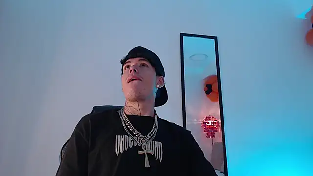 Snapshot of Anhonymus_ chatting on October 31, 2025, 8:21 pm Anhonymus online show from October 31, 2025, 8:21 pm