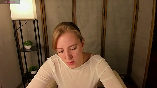 Snapshot of Alice_Cire chatting on November 17, 2025, 2:56 pm Alice Cire online show from November 17, 2025, 2:56 pm