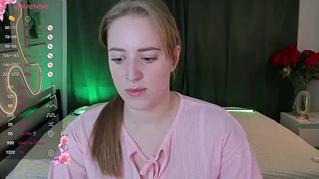 Snapshot of Alice_Cire chatting on December 5, 2025, 2:14 pm Alice Cire online show from December 5, 2025, 2:14 pm