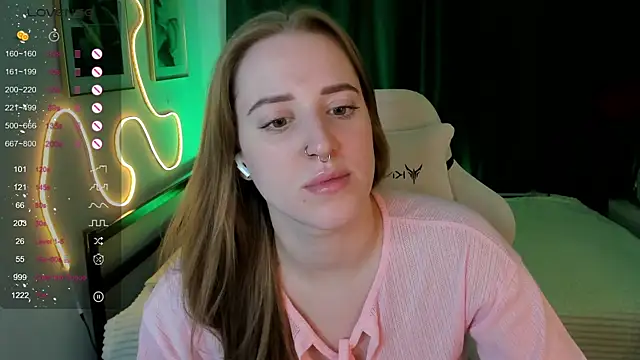 Snapshot of Alice_Cire chatting on December 18, 2025, 2:34 pm Alice Cire online show from December 18, 2025, 2:34 pm