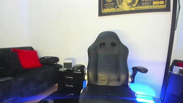 Snapshot of lucas_manzon chatting on December 1, 2025, 2:44 pm lucas manzon online show from December 1, 2025, 2:44 pm