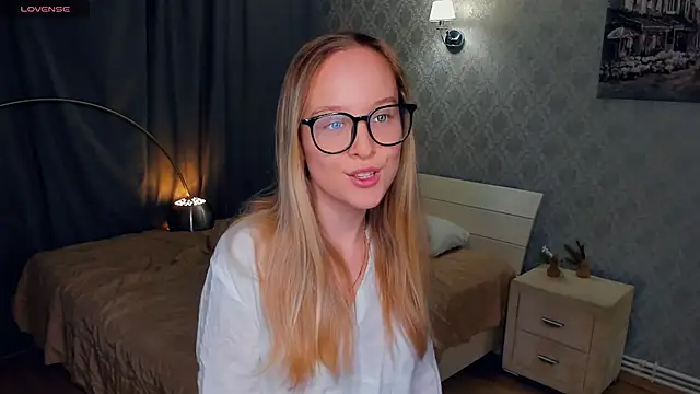 Snapshot of SoonMoor chatting on October 28, 2025, 6:10 pm SoonMoor online show from October 28, 2025, 6:10 pm