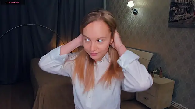 Snapshot of SoonMoor chatting on November 8, 2025, 6:07 pm SoonMoor online show from November 8, 2025, 6:07 pm