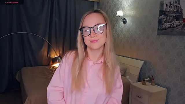 Snapshot of SoonMoor chatting on November 12, 2025, 6:08 pm SoonMoor online show from November 12, 2025, 6:08 pm