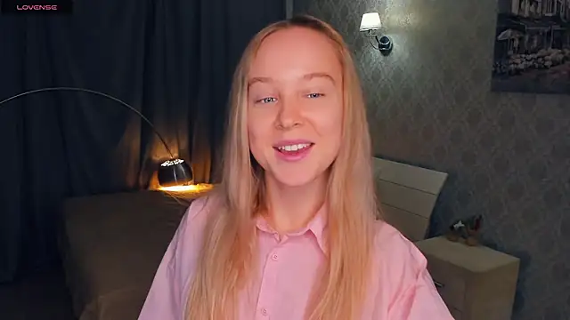 Snapshot of SoonMoor chatting on November 16, 2025, 5:07 pm SoonMoor online show from November 16, 2025, 5:07 pm